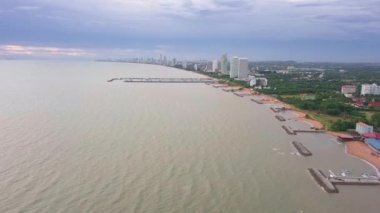 Görünümün Ban Amphur beach, Sattahip, Chonburi bölgesinde, Tayland Pattaya Plajı gün batımı havadan görünümü.