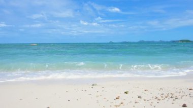 Mavi deniz ile beyaz kum plaj Kohkham, Sattahip, Chonburi, Tayland