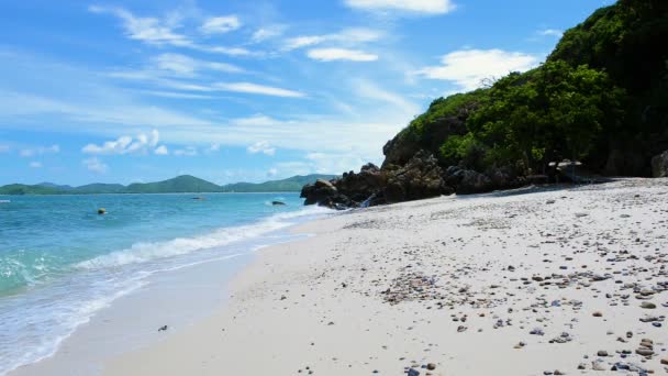 Klippkust Och Vit Sand Strand Med Blå Havet Kohkham Sattahip — Stockvideo