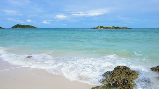 Felsige Küste Und Weißer Sandstrand Mit Blauem Meer Auf Koh — Stockvideo