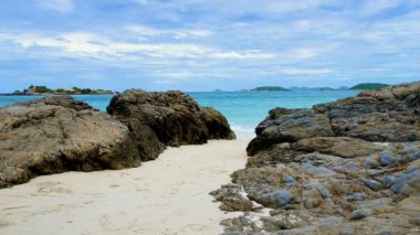 Kayalık sahil ve Koh Samaesan mavi deniz ile beyaz kum plaj. Sattahip, Chonburi, Tayland, Thailand