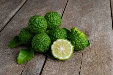 ahşap masa arka plan üzerinde taze bergamot meyve