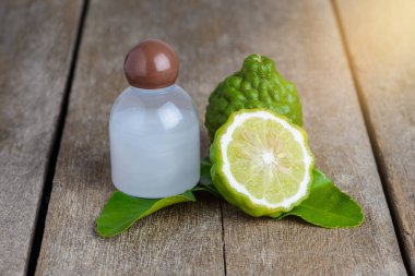 kozmetik ürünleri Bergamot uçucu yağ şampuan taze bergamot meyve ahşap tablo