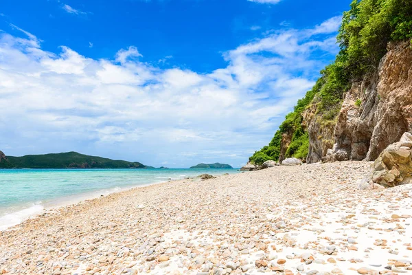 岩が多い海岸と Kohkham の青い海と白い砂浜のビーチ サッタヒープ チョンブリ — ストック写真