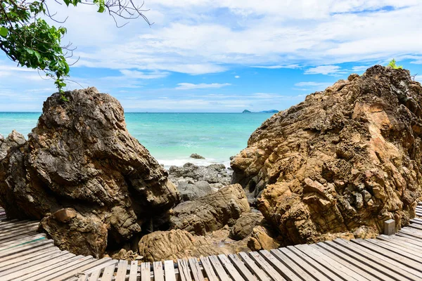 Ahşap geçit, kayalık sahil ve beyaz kum plaj mavi deniz ile Kohkham. Sattahip, Chonburi, Tayland, Thailand