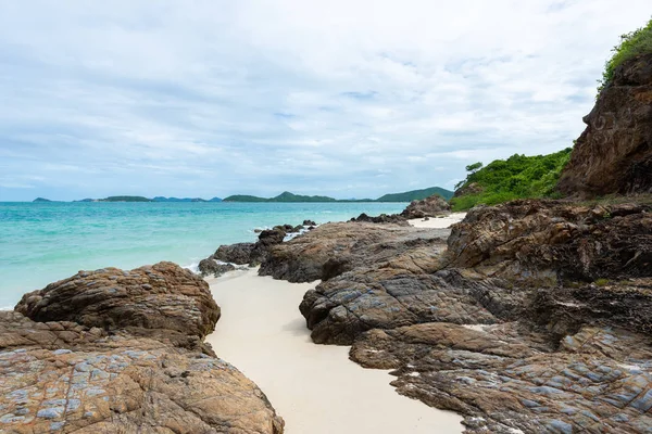岩石海岸和白色沙滩与蓝色海在 Koh Samaesarn 春武里 — 图库照片