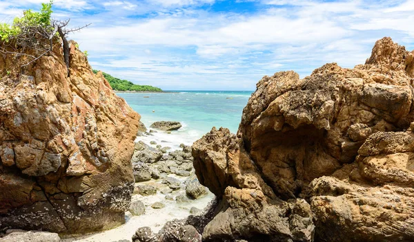 Felsige Küste Und Weißer Sandstrand Mit Blauem Meer Auf Kohkham — Stockfoto