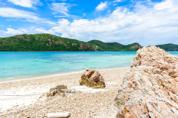 Kayalık sahil ve beyaz kum plaj mavi deniz ile Kohkham. Sattahip, Chonburi, Tayland, Thailand