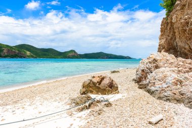 Kayalık sahil ve beyaz kum plaj mavi deniz ile Kohkham. Sattahip, Chonburi, Tayland, Thailand