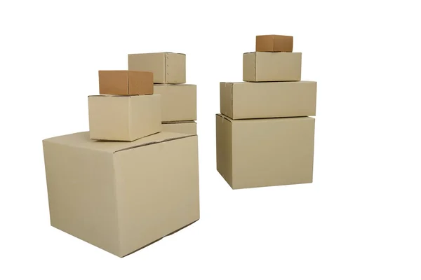 Κουτιά Από Χαρτόνι Διάφορα Μεγέθη Στοιβάζονται Κουτιά Που Απομονώνονται Λευκό — Φωτογραφία Αρχείου