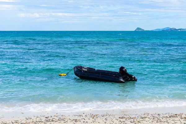 橡胶船 岩石海岸和白色沙子海滩与蓝色海在 Kohkham 春武里 — 图库照片