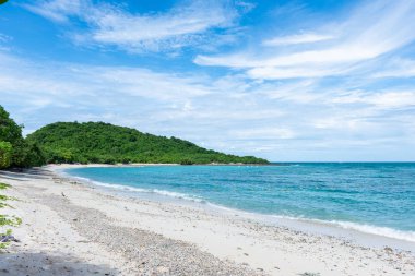 Kayalık sahil ve beyaz kum plaj mavi deniz ile Kohkham. Sattahip, Chonburi, Tayland, Thailand