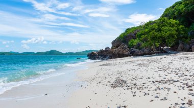 Kayalık sahil ve beyaz kum plaj mavi deniz ile Kohkham. Sattahip, Chonburi, Tayland, Thailand