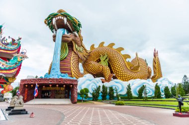 Büyük altın ejderha heykeli Çin stili Dragon soyundan Müzesi,: Suphanburi, Thailand