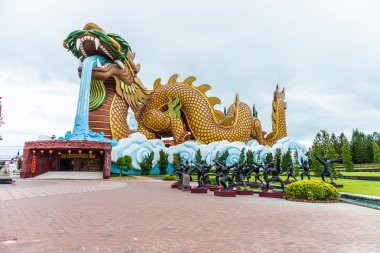 Çin keşiş ya da Çin Shaolin Kung fu Dragon soyundan Müzesi: Suphanburi, Thailand üzerinde 10 Haziran 2018'nde bronz (siyah) heykeli.
