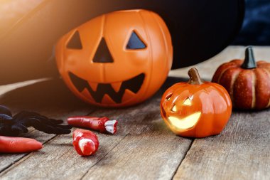 Halloween Pumpkins, cadı şapka, ahşap zemin zemin üzerine siyah örümcek ile arka plan