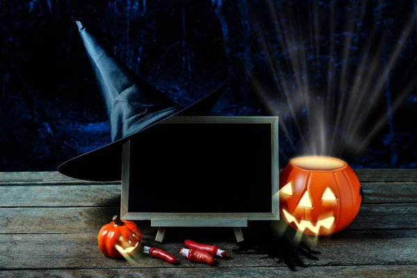 Halloween Hintergrund Gruseliger Kürbis Hexenhut Schwarze Spinne Kreidetafel Auf Holzboden — Stockfoto