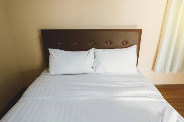 两个白色枕头在床上装饰卧室哎家 — 图库照片