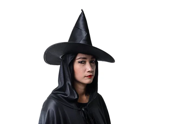 黒い服の女性の肖像画怖い魔女帽子クリッピング パスと白い背景で隔離の側に立ってのハロウィーンの衣装 — ストック写真