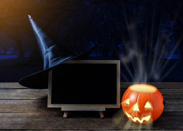 Halloween Hintergrund Gruseliger Kürbis Hexenhut Kreidetafel Auf Holzboden Mit Mond — Stockfoto