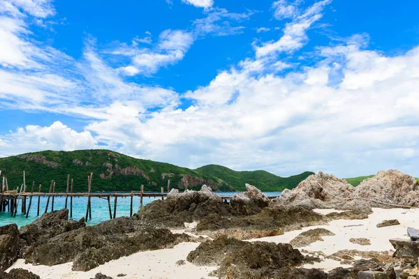 木走道 岩石海岸和白色沙滩与蓝色海在 Kohkham 春武里 — 图库照片