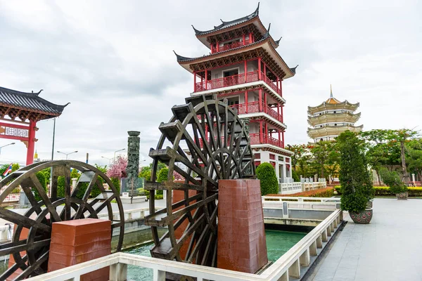 Water Wheel Tower Decorated Chinese Style Celestial Dragon Village Suphanburi — Stock Photo, Image