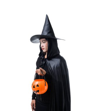 Portre siyah korku içinde kadın cadı şapka ile ayakta ve kırpma yolu ile beyaz arka plan üzerinde izole bir kabak tutan halloween kılık