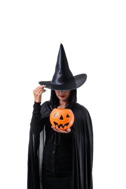 Portre siyah korku içinde kadın cadı şapka ile ayakta ve kırpma yolu ile beyaz arka plan üzerinde izole bir kabak tutan halloween kılık