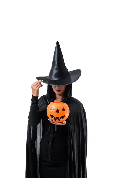 Portrét Ženy Černých Scary Halloween Kostým Stojící Kloboukem Drží Dýně — Stock fotografie