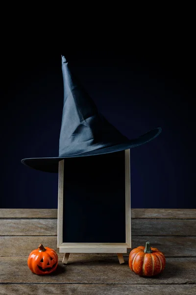 Halloween Pozadí Tabule Stojanu Klobouk Čarodějnice Halloween Dýně Dřevěné Podlaze — Stock fotografie