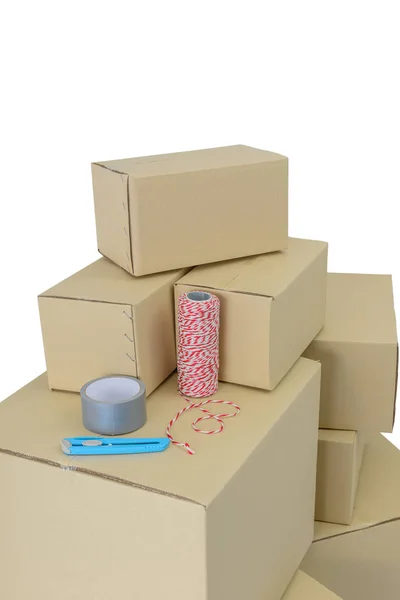 Cajas Cartón Cajas Apiladas Diferentes Tamaños Cinta Adhesiva Cuerda Cortador —  Fotos de Stock