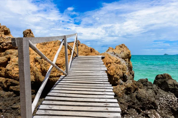 Passerella Legno Costa Rocciosa Spiaggia Sabbia Bianca Con Mare Blu — Foto Stock