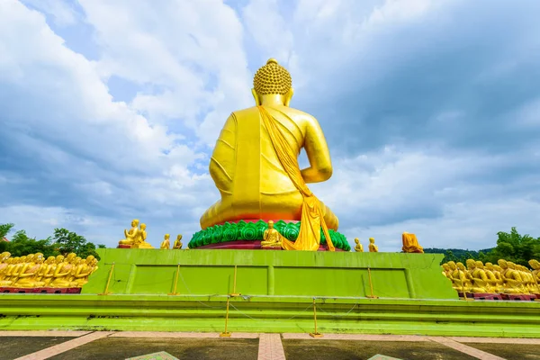 Estatua Dorada Buda Grande Entre Estatua Pequeña 250 Budas Parque —  Fotos de Stock