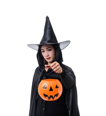 Portre siyah korku içinde kadın cadı şapka ile ayakta ve kırpma yolu ile beyaz arka plan üzerinde izole bir kabak tutan halloween kılık