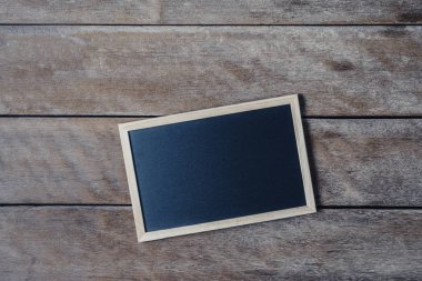 Eski ahşap zemin üzerinde stand kara tahta. yukarıdan görüntülemek