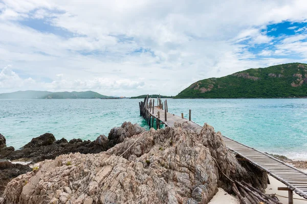 木走道 岩石海岸和白色沙滩与蓝色海在 Kohkham 春武里 — 图库照片