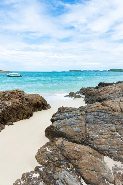 岩石海岸和白色沙滩与蓝色海在 Koh Samaesarn 春武里 — 图库照片