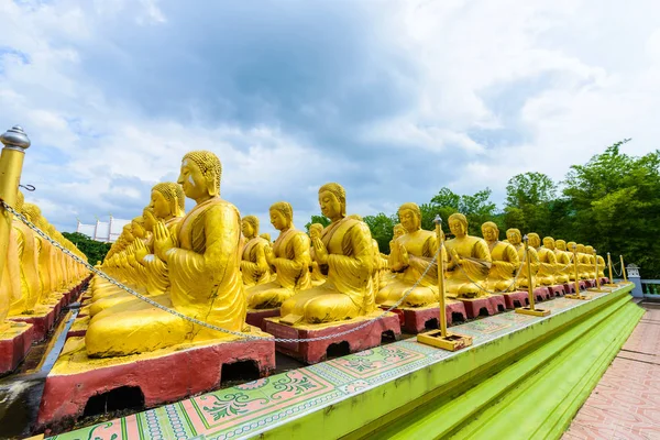 Die Goldene Große Buddha Statue Inmitten Einer Kleinen 250 Buddha — Stockfoto