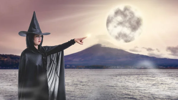 Fekete Ijesztő Boszorkány Halloween Jelmez Tóra Mount Fuji Portréja Háttérben — Stock Fotó