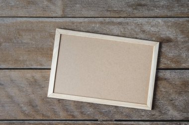 Eski ahşap zemin üzerinde stand kara tahta. yukarıdan görüntülemek