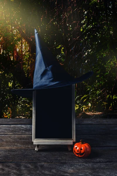 Sfondo Halloween Zucca Spettrale Cappello Strega Lavagna Sul Pavimento Legno — Foto Stock
