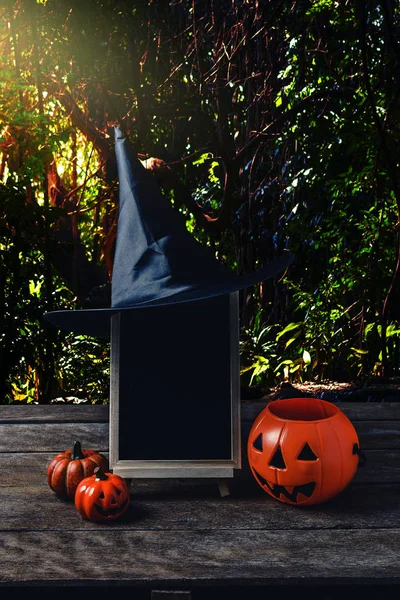 Sfondo Halloween Zucca Spettrale Cappello Strega Lavagna Sul Pavimento Legno — Foto Stock