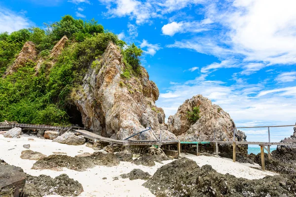 木走道 岩石海岸和白色沙滩与蓝色海在 Kohkham 春武里 — 图库照片