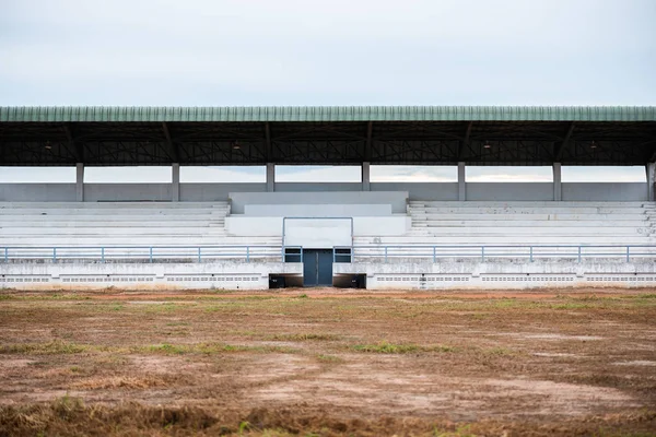 Vazio Old Grandstand Para Esportes Torcer Com Gramado Seco Grama — Fotografia de Stock