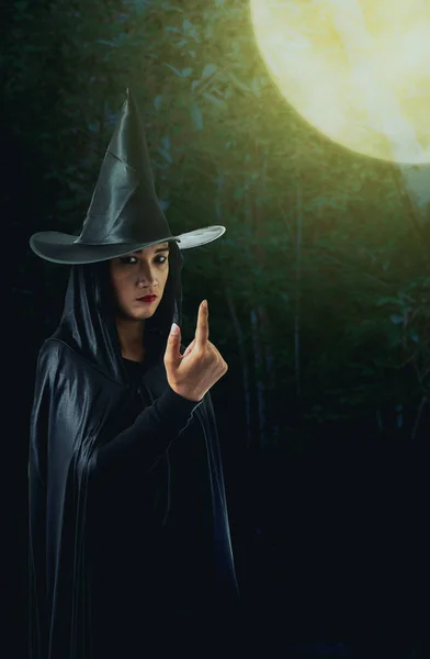 Álló Fekete Ijesztő Boszorkány Halloween Jelmez Holdfényben Sötét Erdőben — Stock Fotó