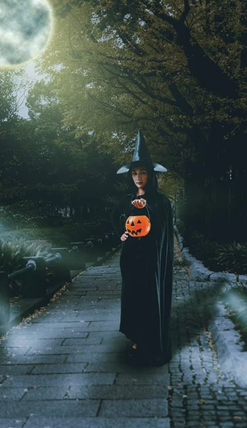 Porträtt Kvinna Svart Läskig Häxa Halloweenkostym Innehav Halloween Pumpa Med — Stockfoto