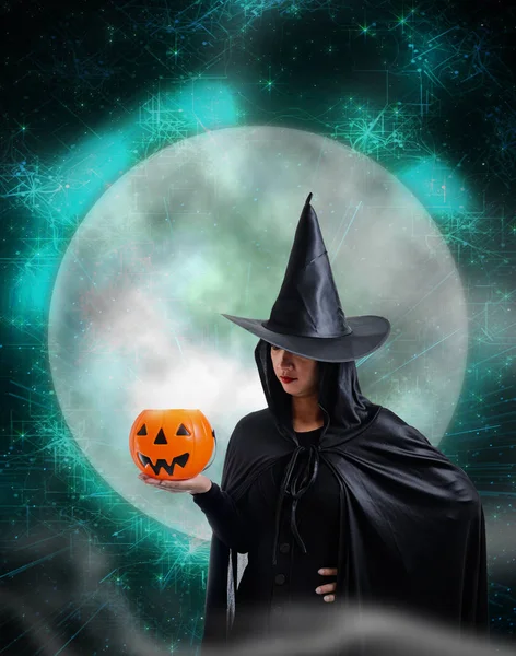 Retrato Mujer Traje Halloween Bruja Miedo Negro Sosteniendo Calabaza Halloween — Foto de Stock