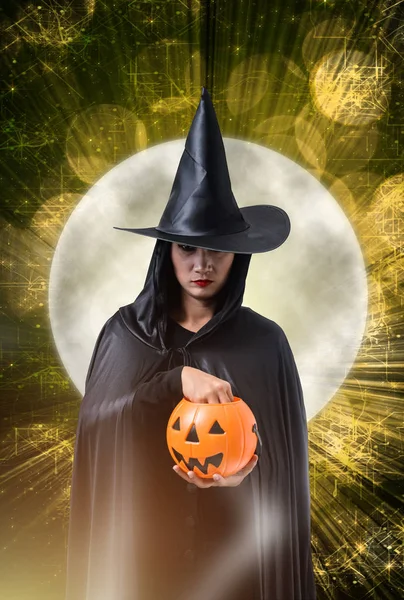 Retrato Mujer Traje Halloween Bruja Miedo Negro Sosteniendo Calabaza Halloween —  Fotos de Stock