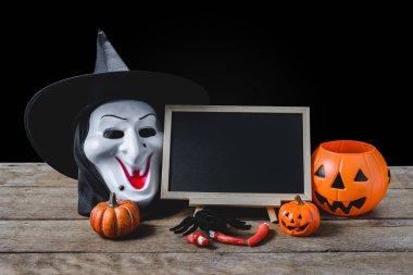 Cadılar Bayramı arka plan. Halloween Pumpkins, Siyah örümcek, ahşap zemin ve siyah arka plan üzerinde cadı maskesi Ayaklıklı kara tahta
