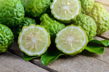ahşap masa arka plan üzerinde taze bergamot meyve